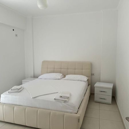 Xhulio Apartments Sarandë Esterno foto