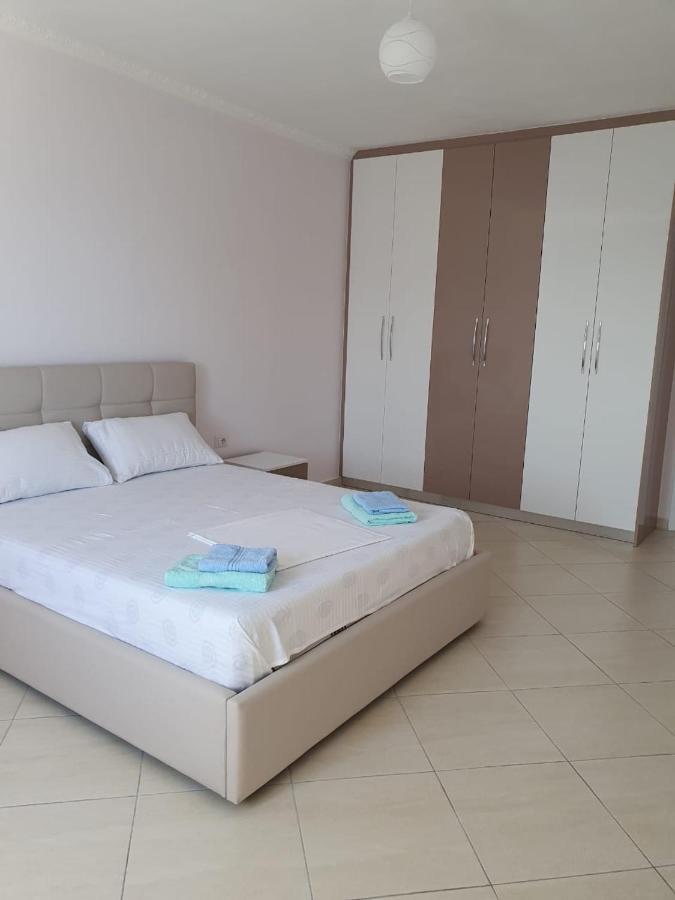 Xhulio Apartments Sarandë Esterno foto