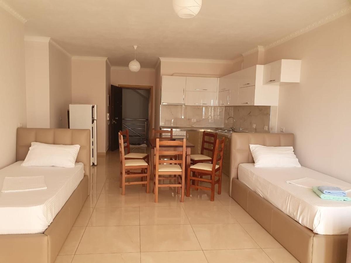 Xhulio Apartments Sarandë Esterno foto