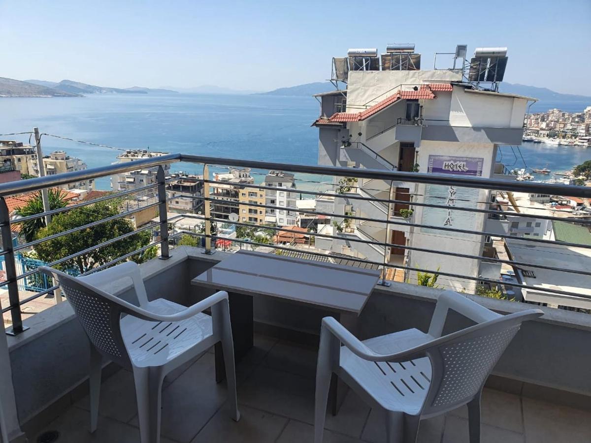 Xhulio Apartments Sarandë Esterno foto