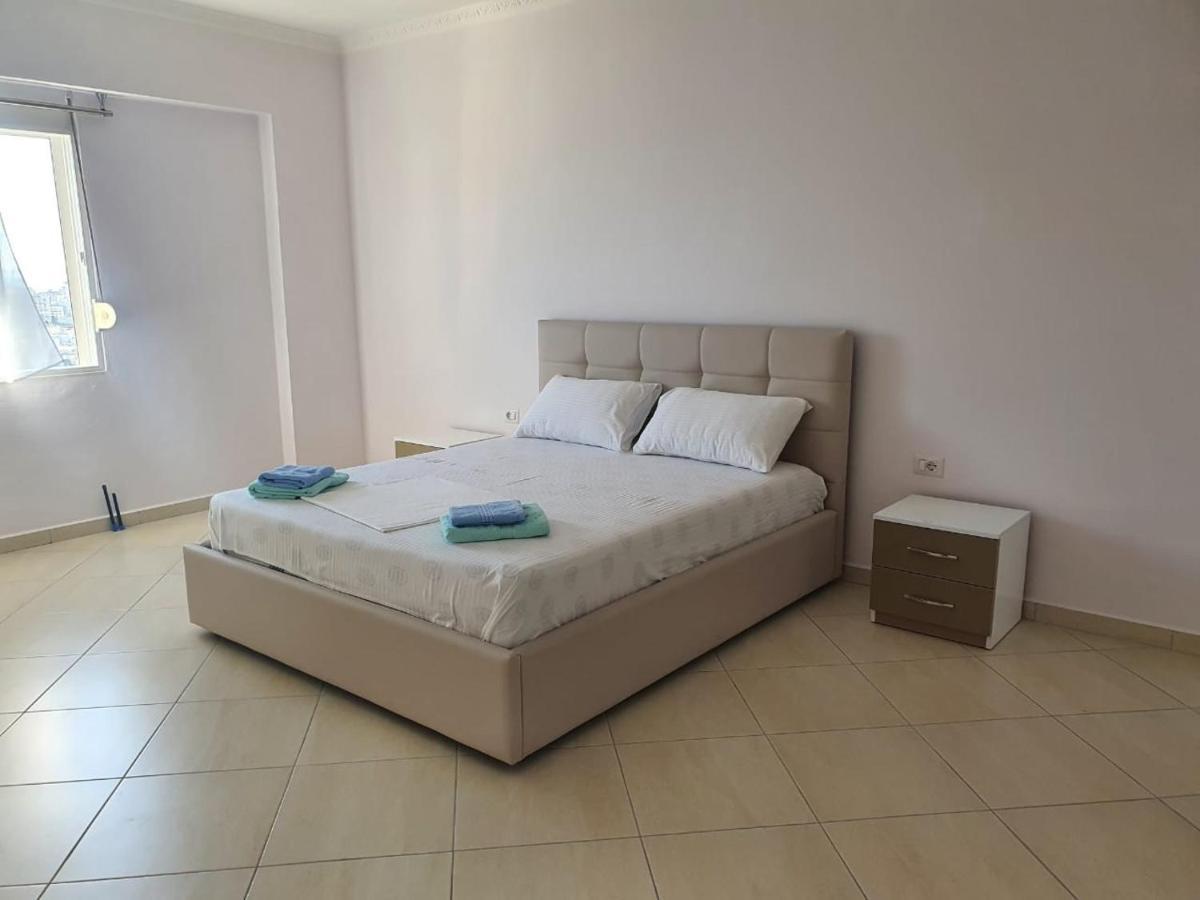 Xhulio Apartments Sarandë Esterno foto