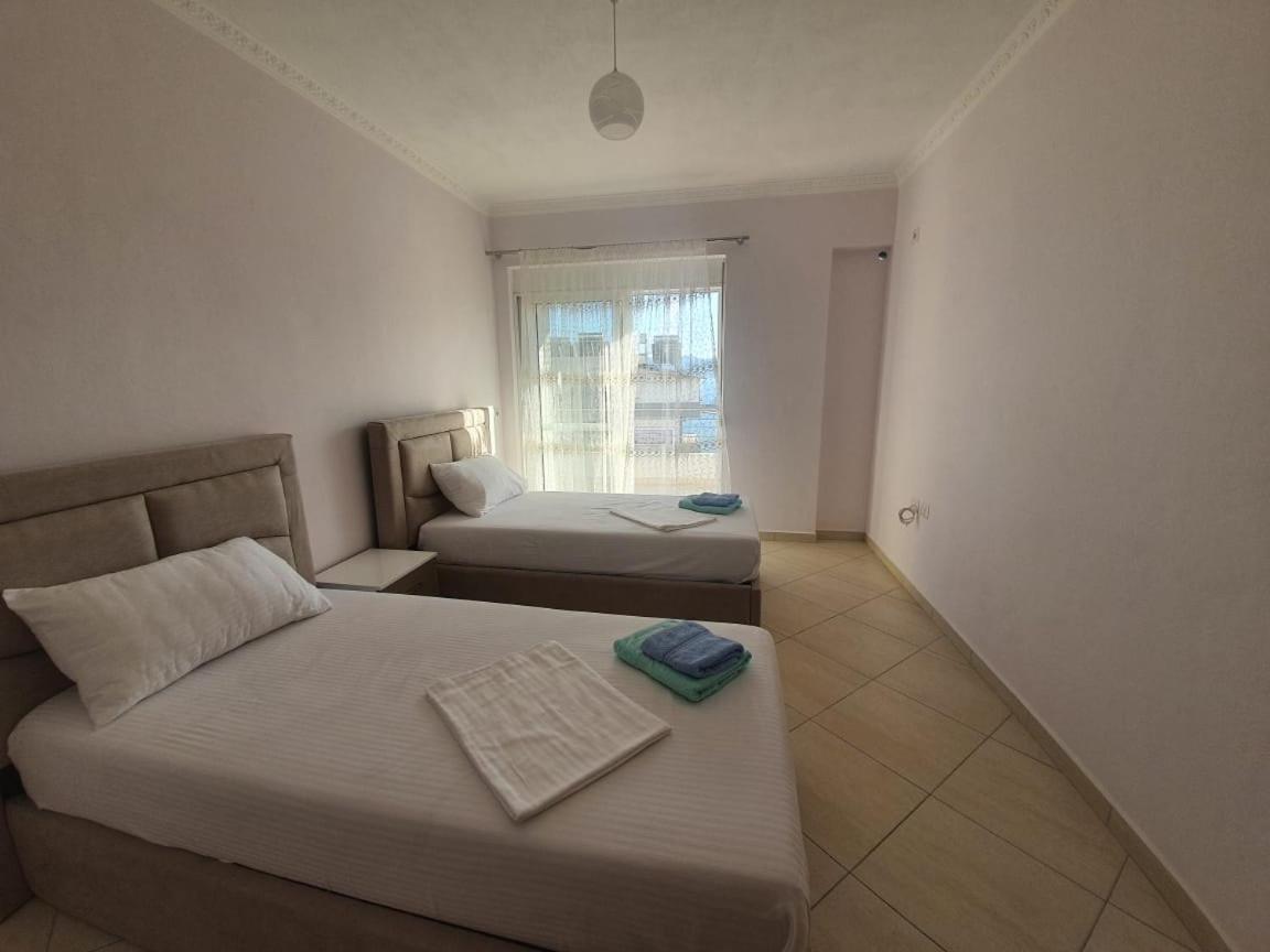 Xhulio Apartments Sarandë Esterno foto
