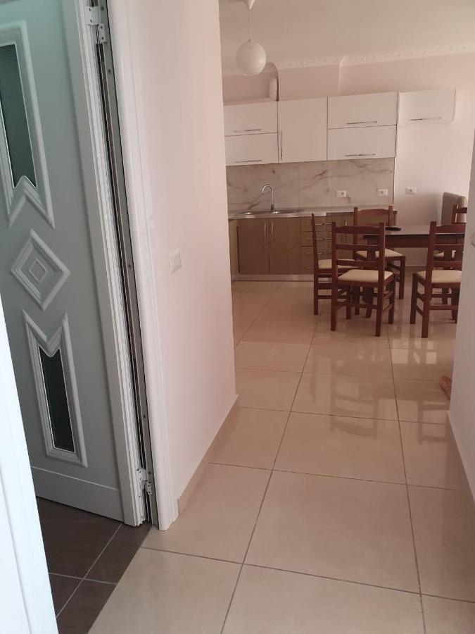 Xhulio Apartments Sarandë Esterno foto