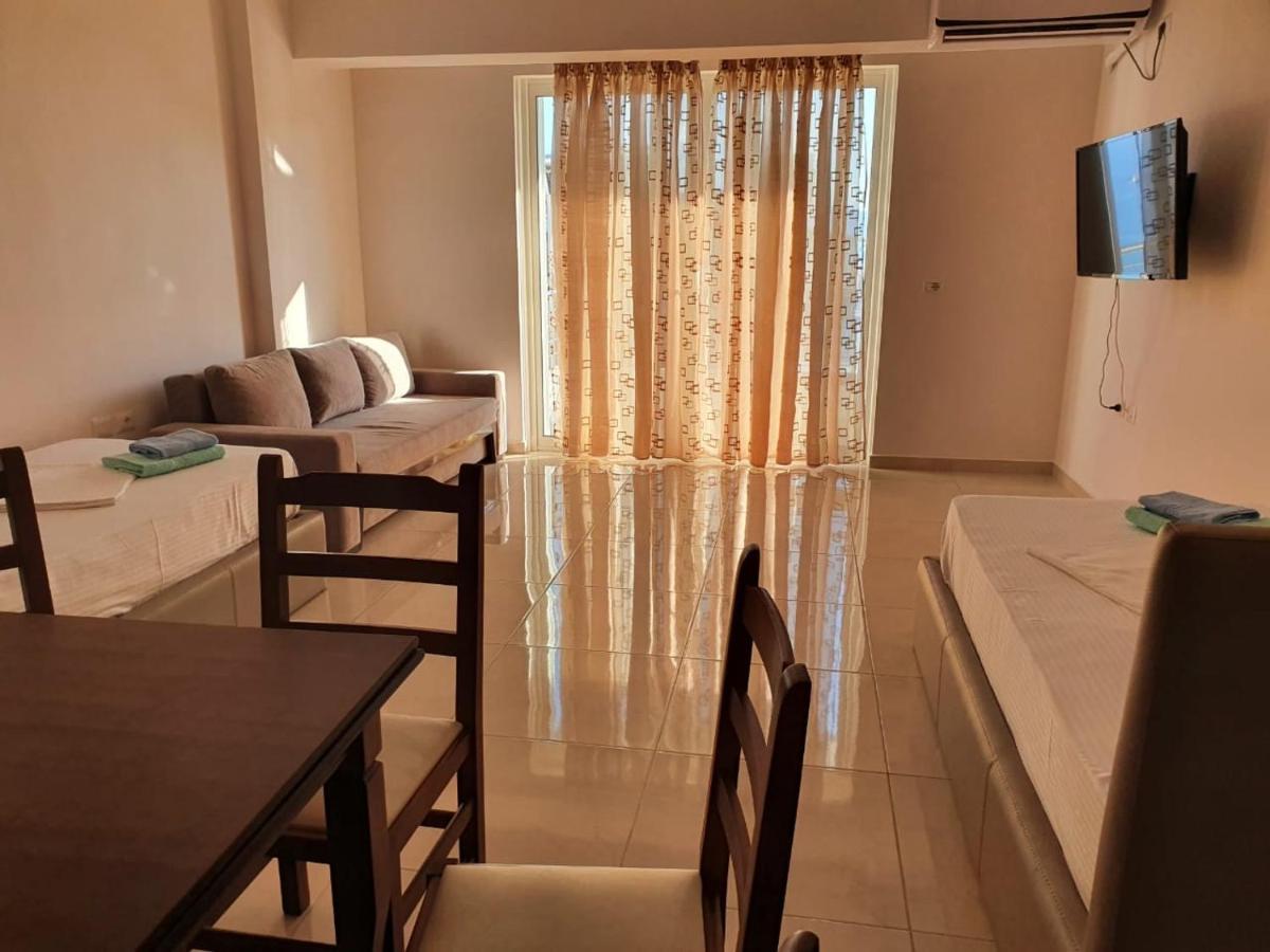 Xhulio Apartments Sarandë Esterno foto