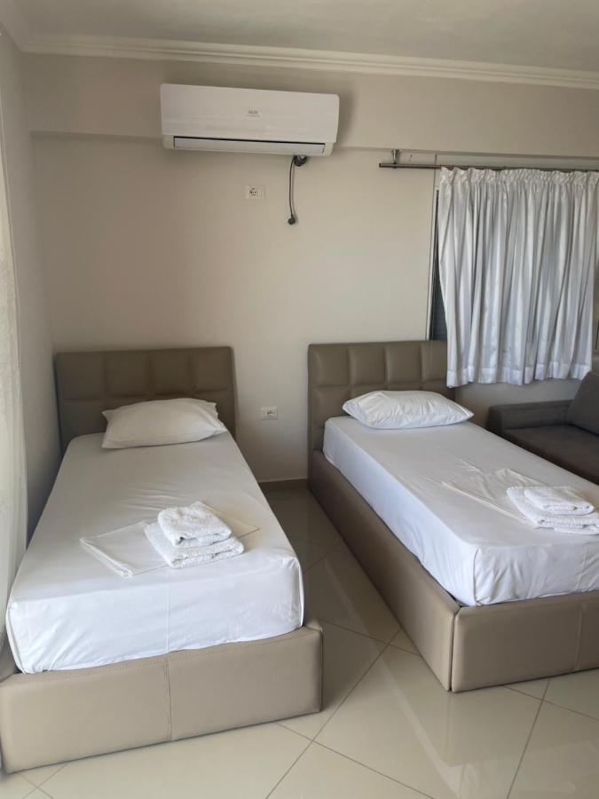 Xhulio Apartments Sarandë Esterno foto