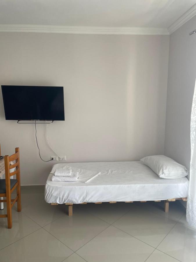 Xhulio Apartments Sarandë Esterno foto