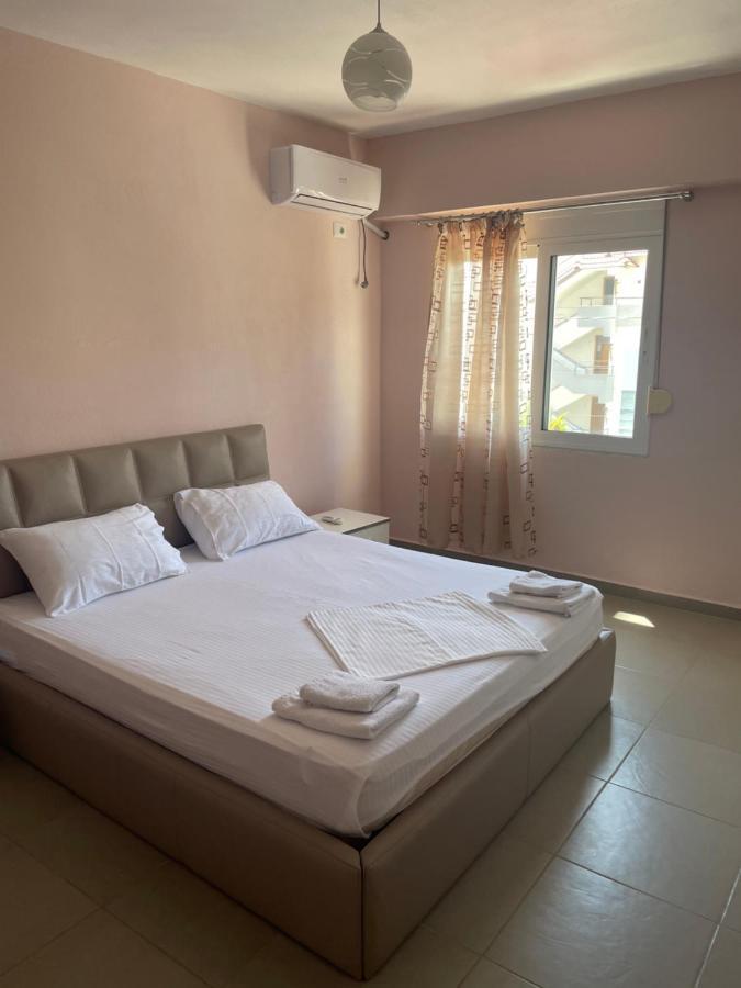 Xhulio Apartments Sarandë Esterno foto