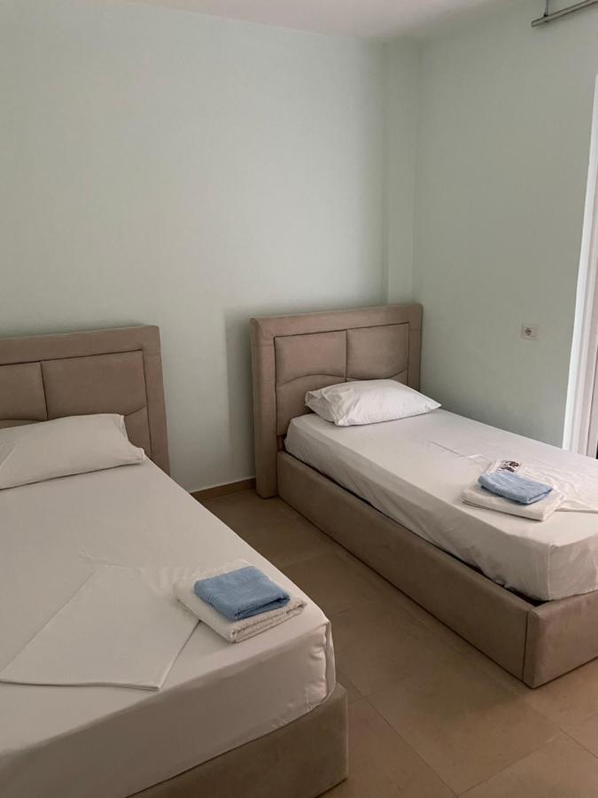 Xhulio Apartments Sarandë Esterno foto
