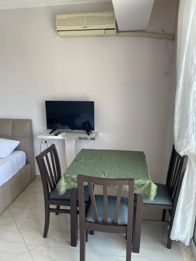 Xhulio Apartments Sarandë Esterno foto