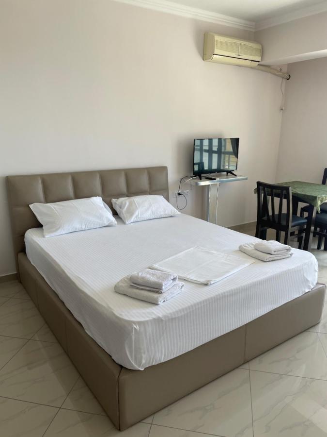 Xhulio Apartments Sarandë Esterno foto