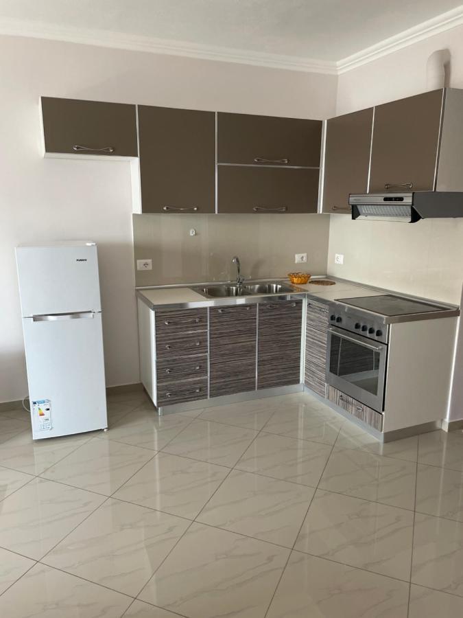 Xhulio Apartments Sarandë Esterno foto
