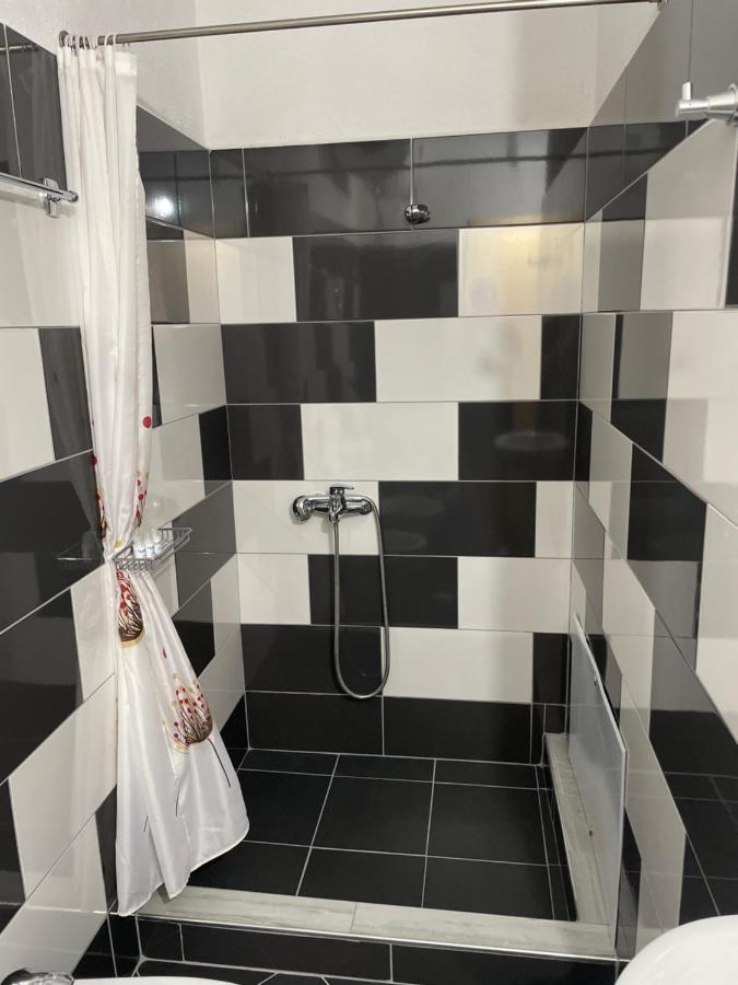 Xhulio Apartments Sarandë Esterno foto