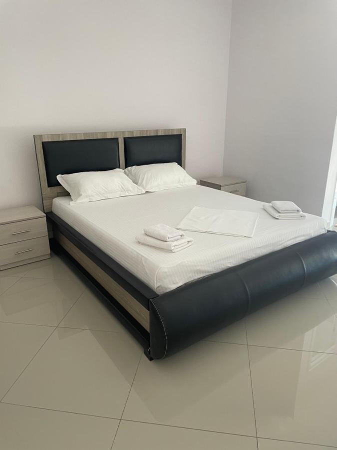 Xhulio Apartments Sarandë Esterno foto