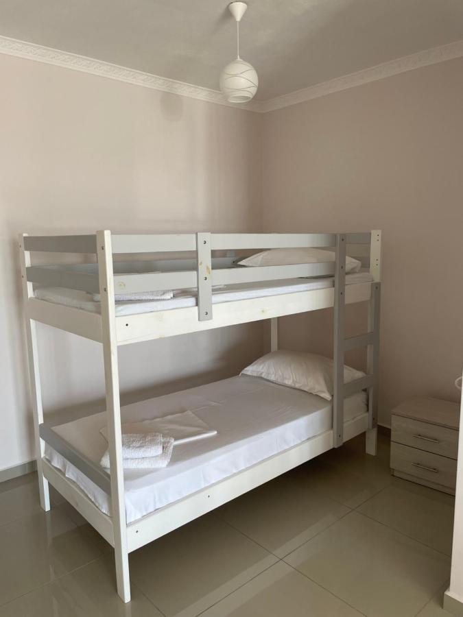 Xhulio Apartments Sarandë Esterno foto
