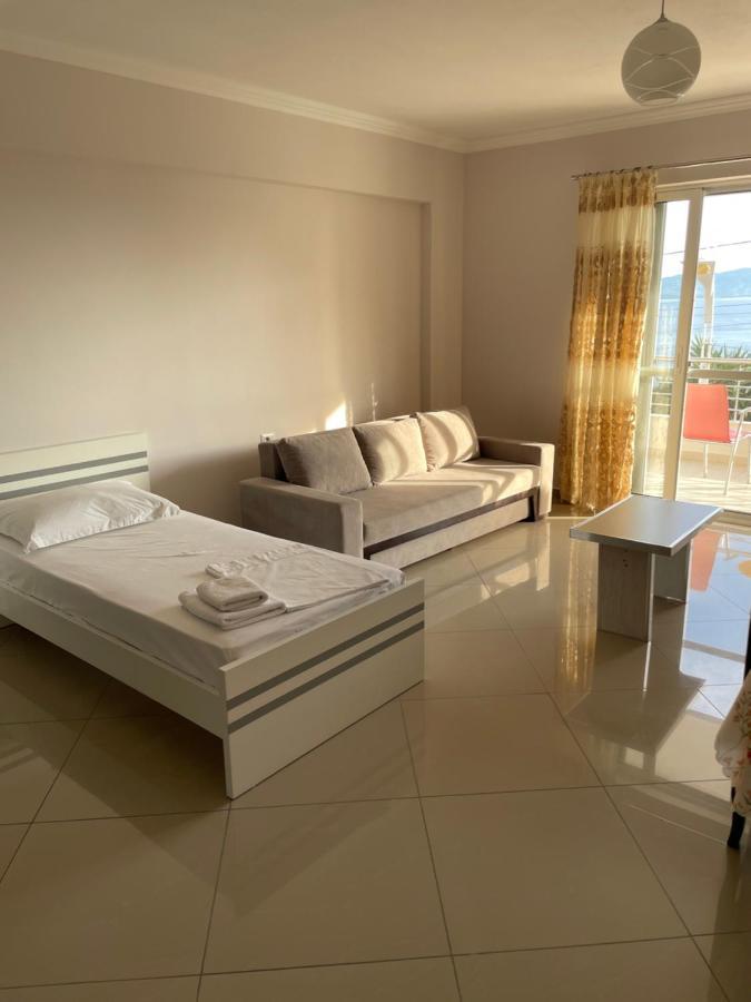 Xhulio Apartments Sarandë Esterno foto
