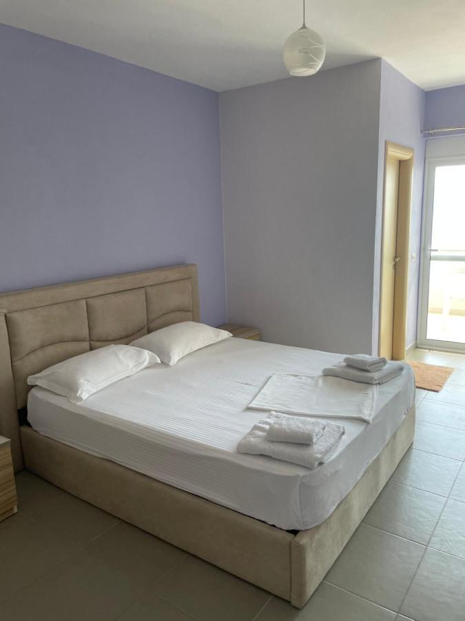 Xhulio Apartments Sarandë Esterno foto