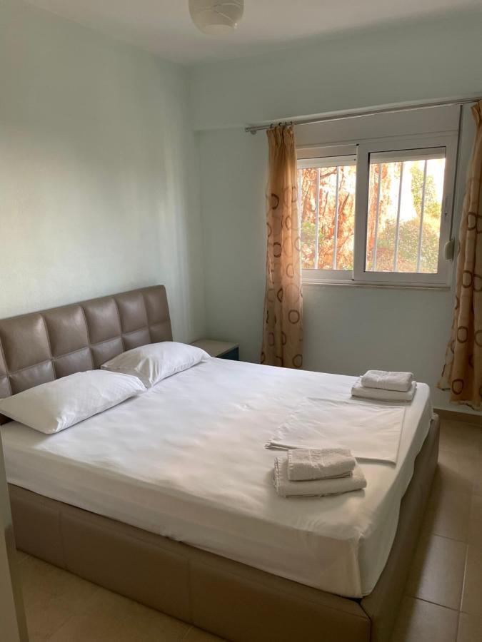 Xhulio Apartments Sarandë Esterno foto