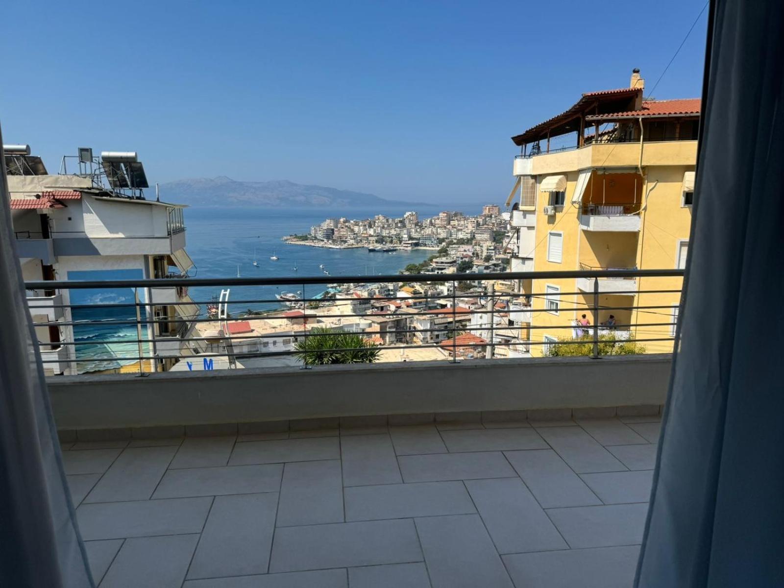 Xhulio Apartments Sarandë Esterno foto