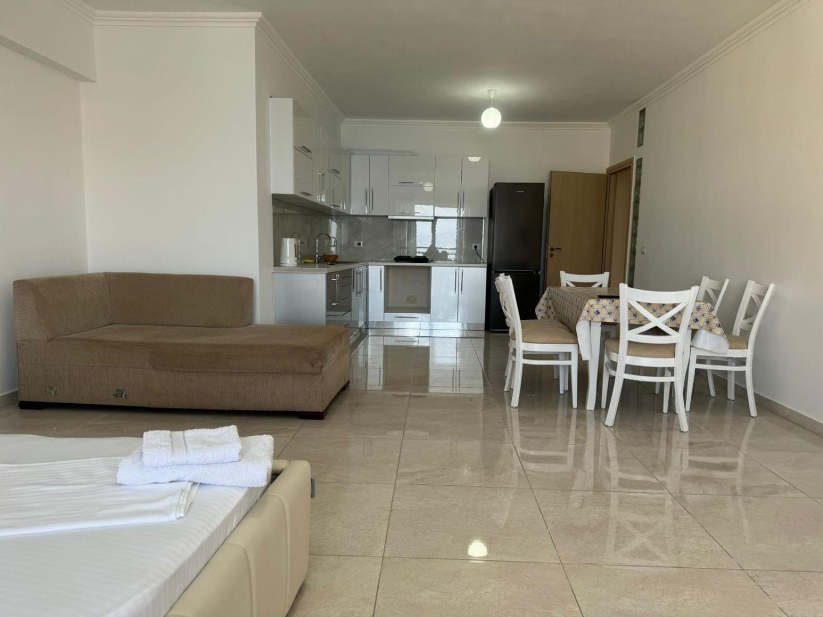 Xhulio Apartments Sarandë Esterno foto