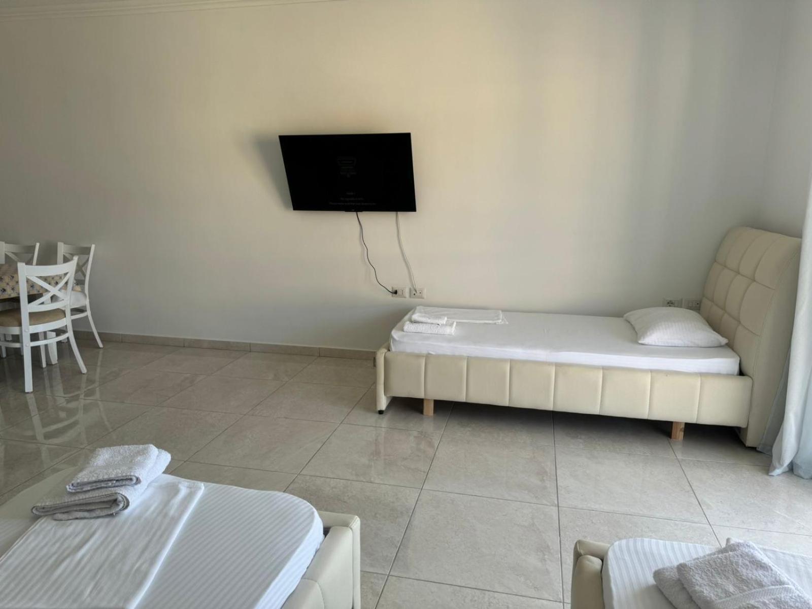 Xhulio Apartments Sarandë Esterno foto