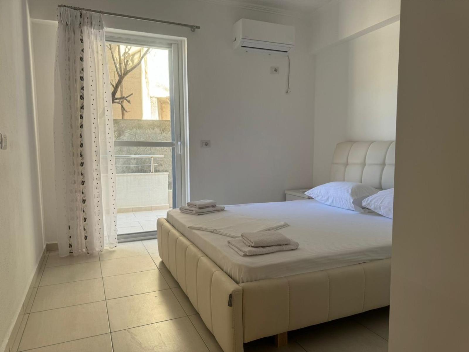 Xhulio Apartments Sarandë Esterno foto