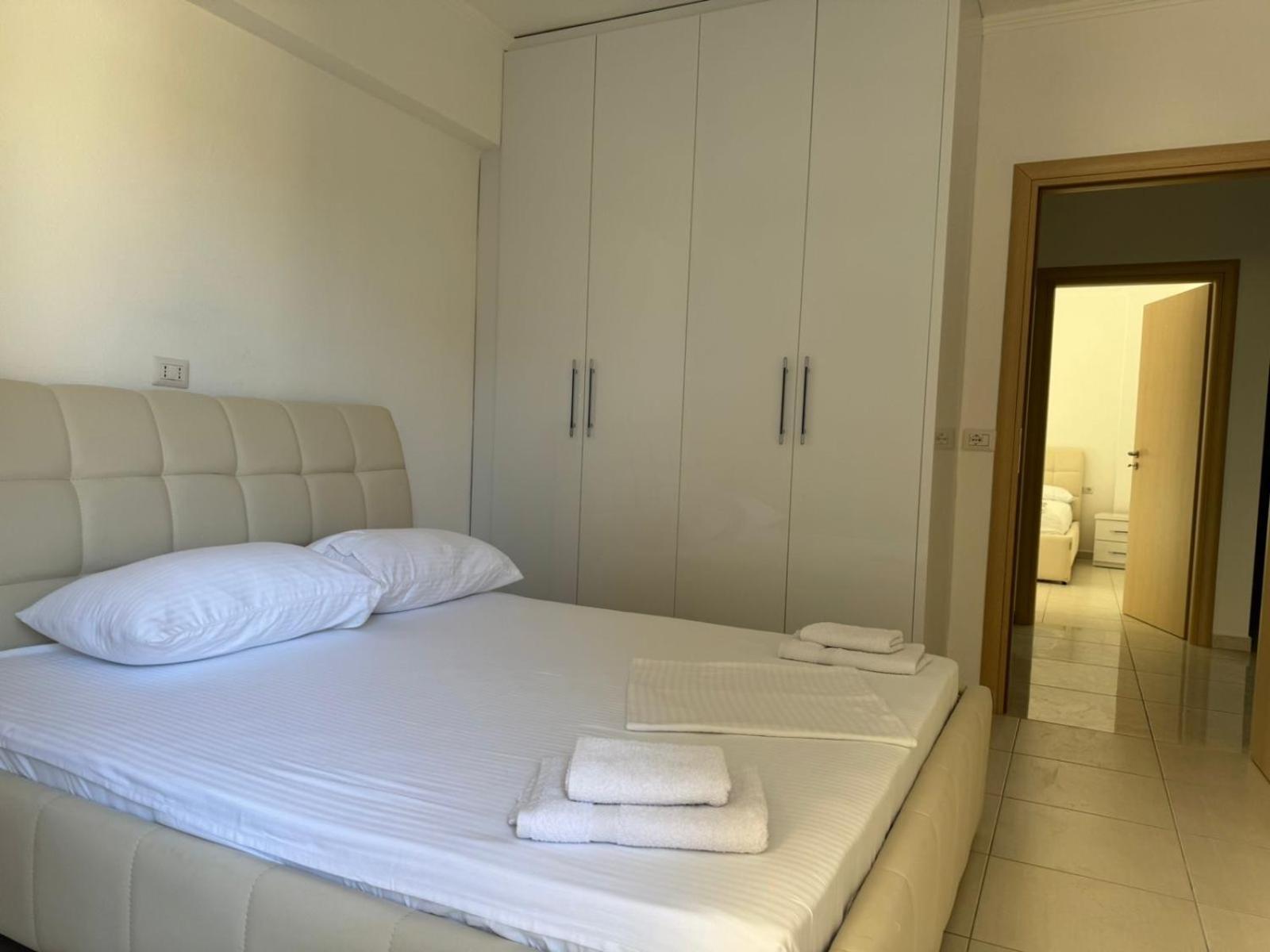 Xhulio Apartments Sarandë Esterno foto