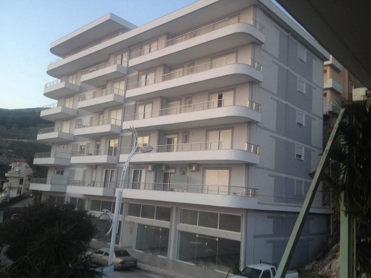 Xhulio Apartments Sarandë Esterno foto
