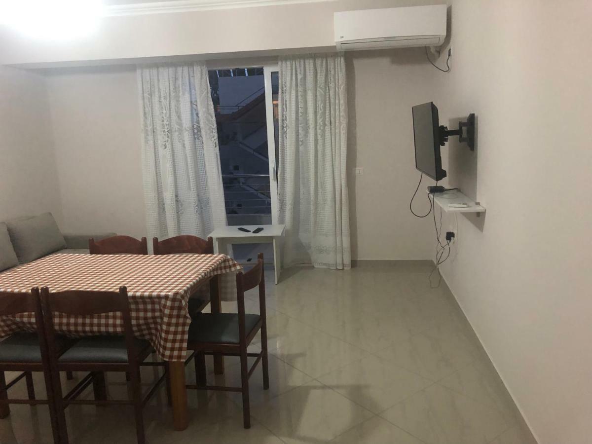 Xhulio Apartments Sarandë Esterno foto