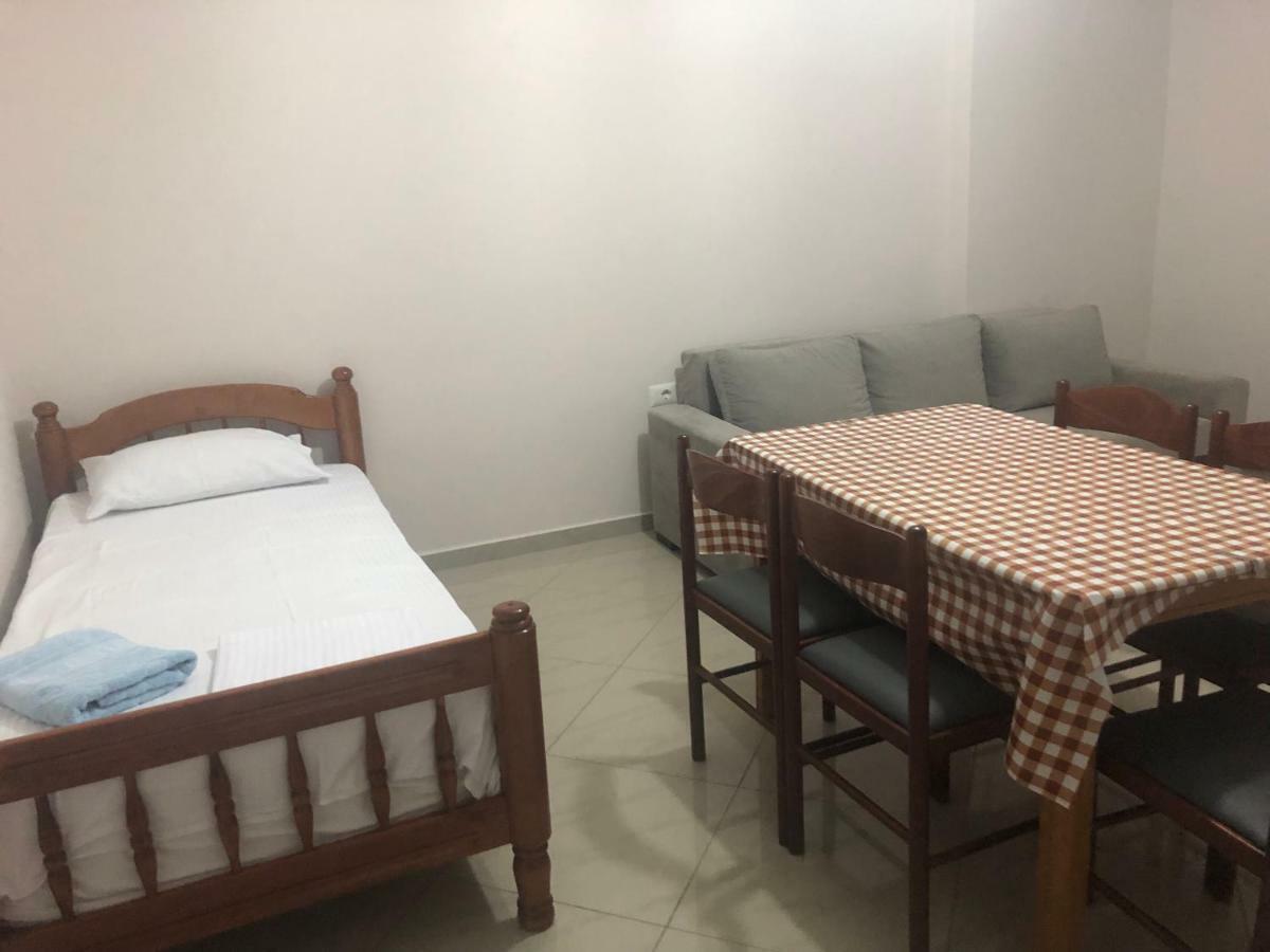 Xhulio Apartments Sarandë Esterno foto