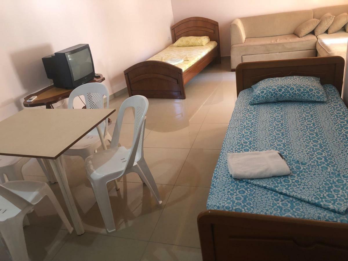 Xhulio Apartments Sarandë Esterno foto