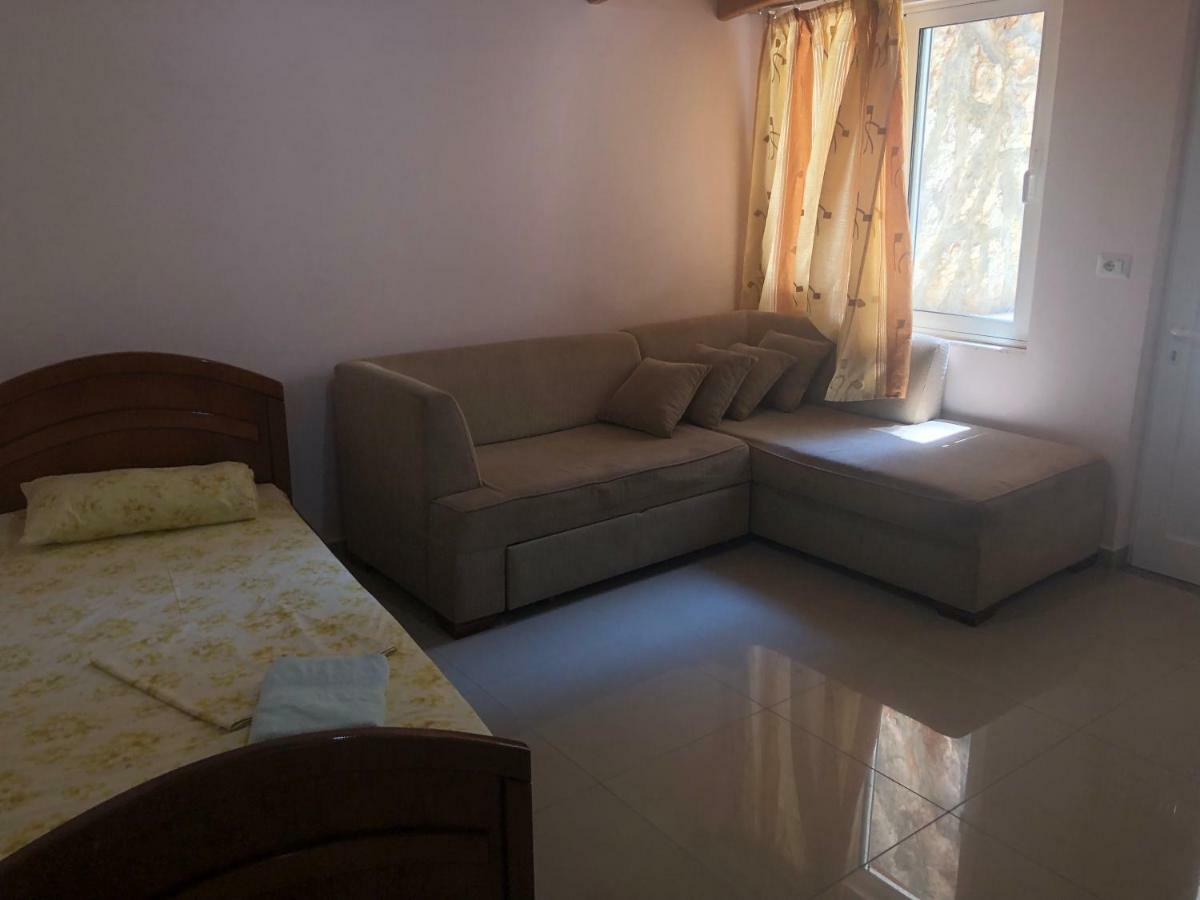 Xhulio Apartments Sarandë Esterno foto