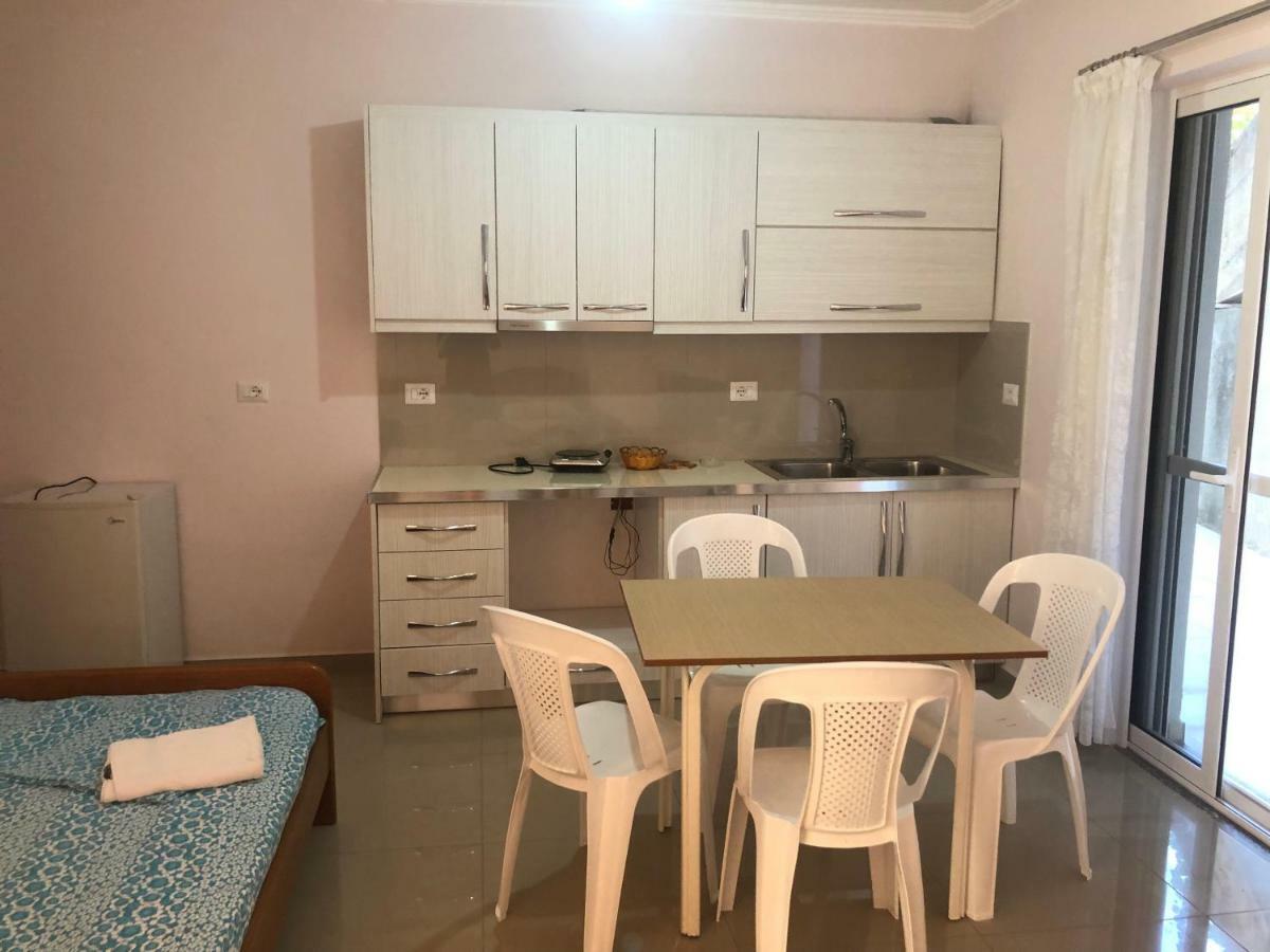 Xhulio Apartments Sarandë Esterno foto